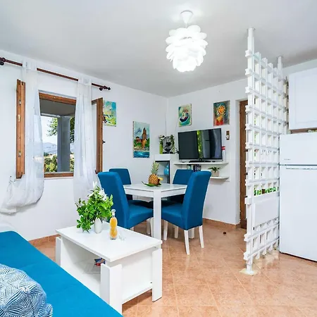 アパート & Mara & Petrunjela - One Bedroom With Terrace And Sea View